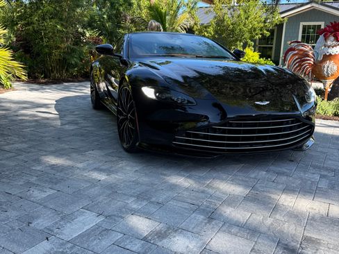 Used 2023 Aston Martin V8 Vantage Coupe RWD image 2
