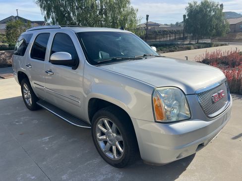 Used 2014 GMC Yukon Denali image 2