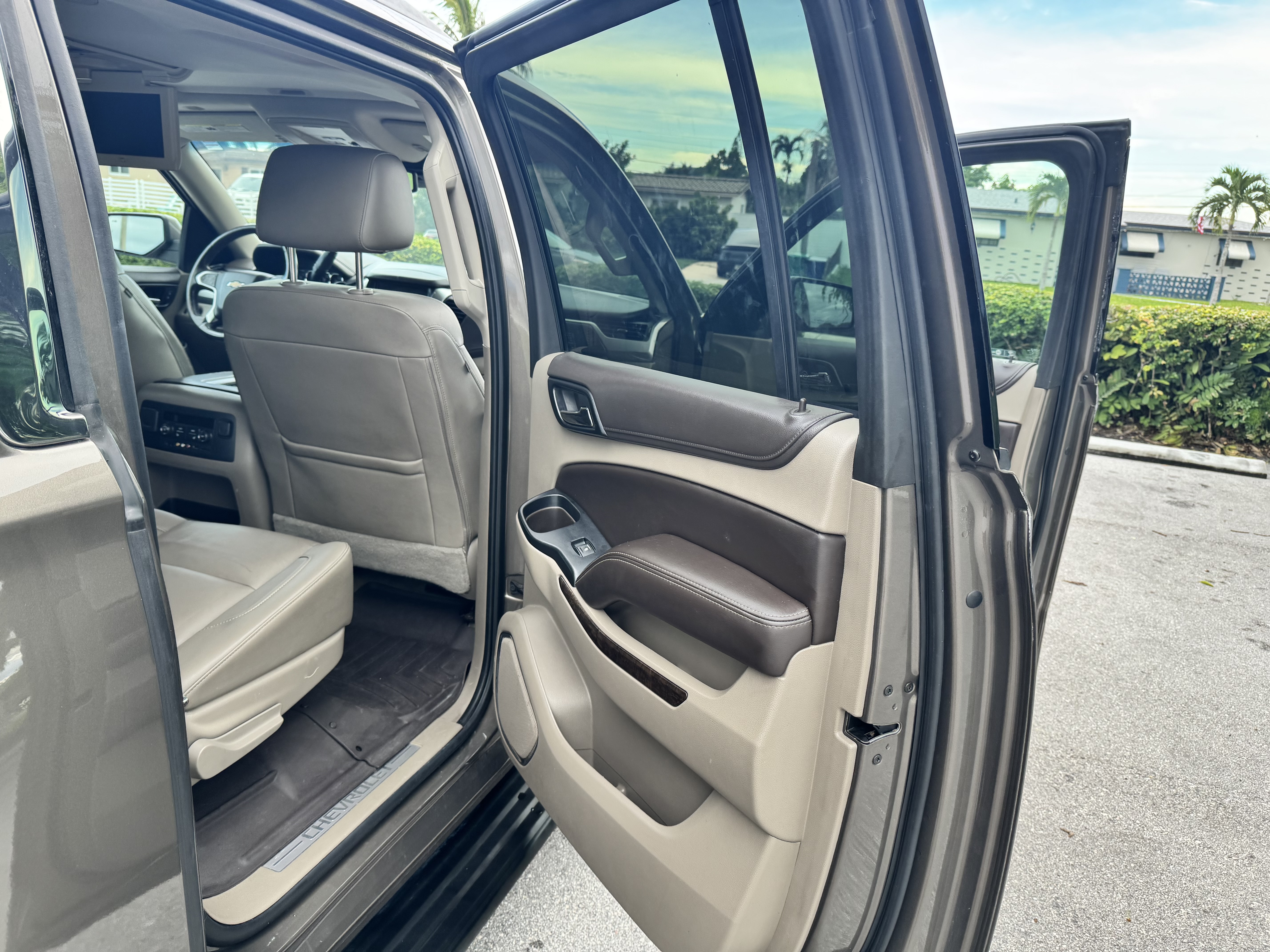 Used 2016 Chevrolet Suburban LT RWD image 16