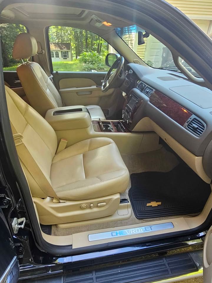 Used 2014 Chevrolet Tahoe LTZ AWD/4WD image 10