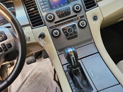 Used 2013 Ford Taurus SEL image 12