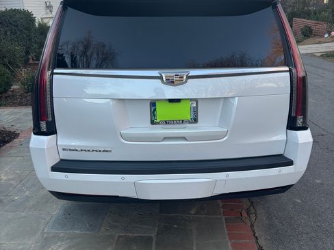 Used 2017 Cadillac Escalade ESV Luxury image 4