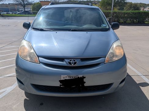 Used 2010 Toyota Sienna LE image 1