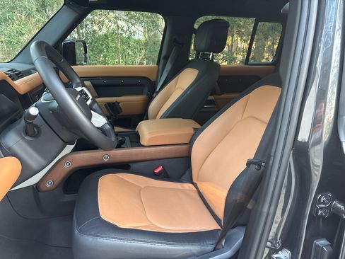 Used 2024 Land Rover Defender 110 X-Dynamic SE image 5