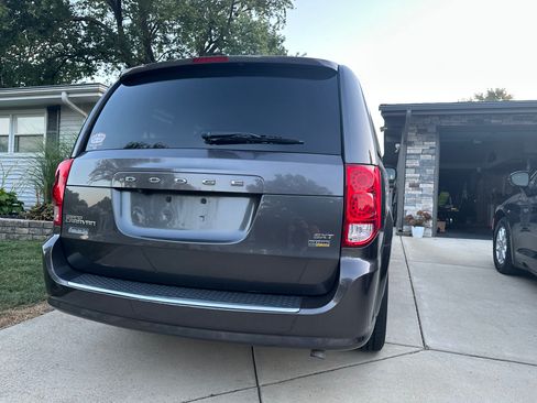 Used 2016 Dodge Grand Caravan SXT w/ UConnect Hands-Free Group image 5