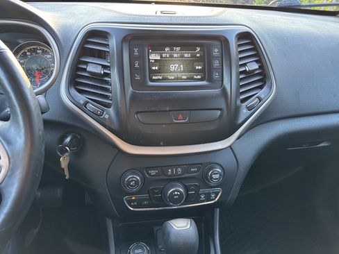 Used 2018 Jeep Cherokee Latitude w/ Altitude Package AWD/4WD image 17