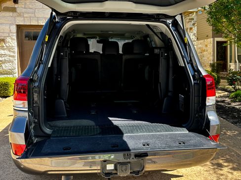 Used 2016 Toyota Land Cruiser image 17