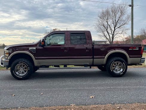 Used 2010 Ford F250 Lariat image 1