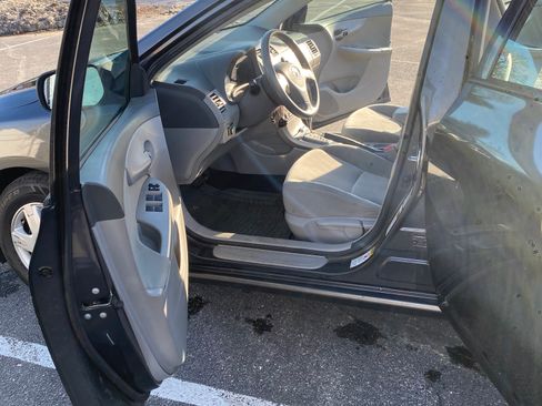 Used 2010 Toyota Corolla LE image 2