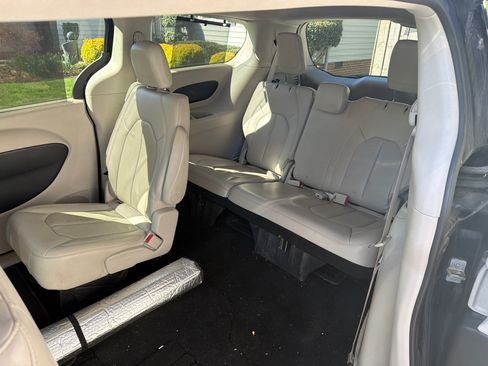 Used 2018 Chrysler Pacifica Touring-L image 6