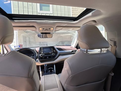 Used 2021 Toyota Highlander XLE image 6