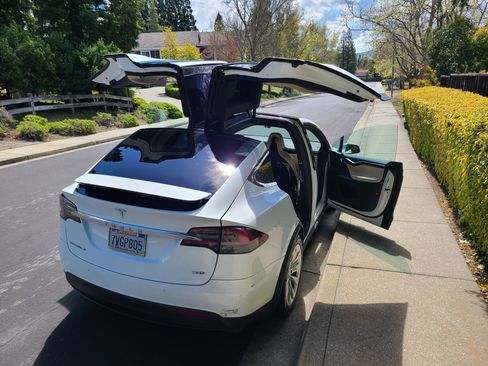 Used 2016 Tesla Model X 75D image 1