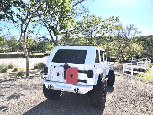 Used 2015 Jeep Wrangler Unlimited Sahara w/ Connectivity Group image 11