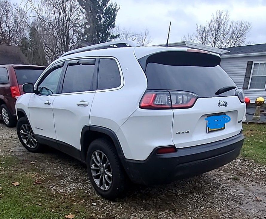Used 2019 Jeep Cherokee Latitude Plus w/ Cold Weather Group AWD/4WD image 2