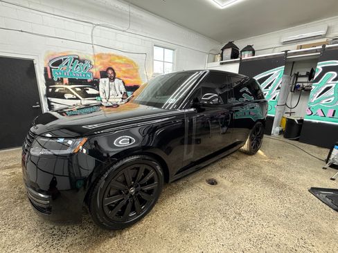 Used 2025 Land Rover Range Rover SE AWD/4WD image 1