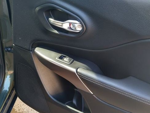 Used 2019 Jeep Cherokee Limited image 20