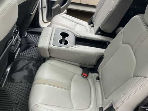 Used 2024 Honda Pilot Touring image 14