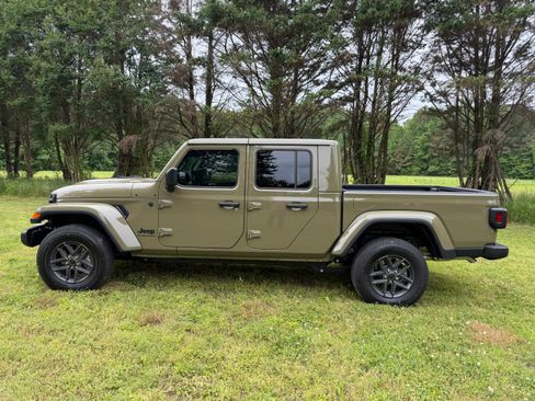 Used 2025 Jeep Gladiator Sport AWD/4WD image 1
