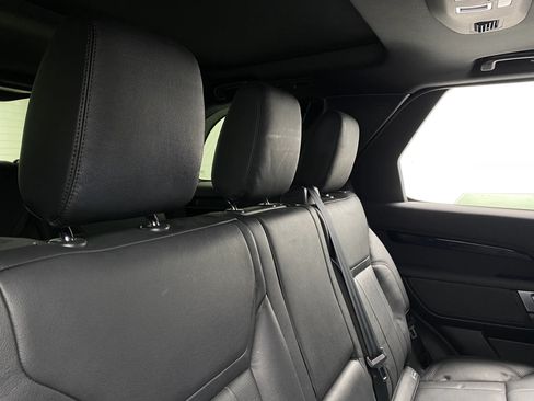 Used 2020 Land Rover Discovery SE image 16