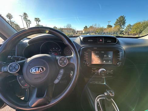 Used 2018 Kia Soul + image 19