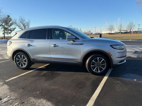 Used 2022 Lincoln Nautilus FWD w/ Premium Package image 2