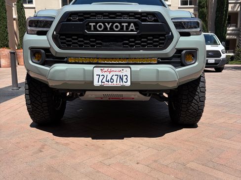 Used 2022 Toyota Tacoma TRD Sport w/ Technology Package AWD/4WD image 9