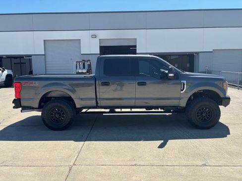 Used 2019 Ford F250 XLT w/ XLT Value Package image 4