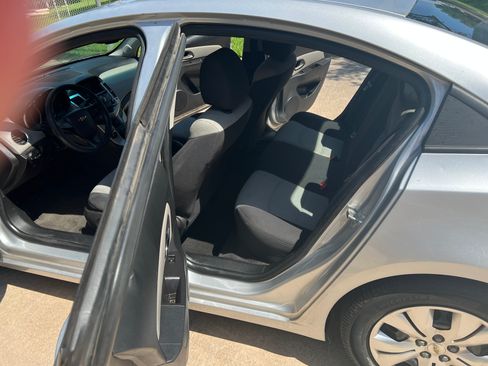 Used 2015 Chevrolet Cruze LS image 11