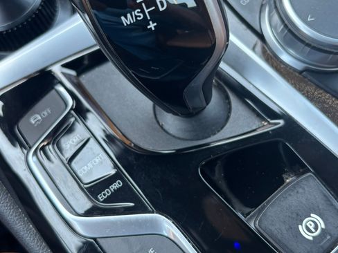 Used 2019 BMW 530e xDrive w/ Convenience Package image 13