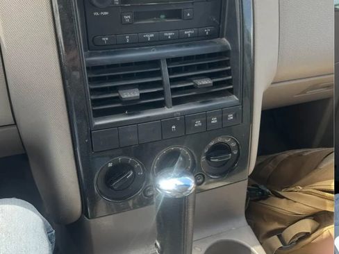 Used 2006 Ford Explorer XLT image 11