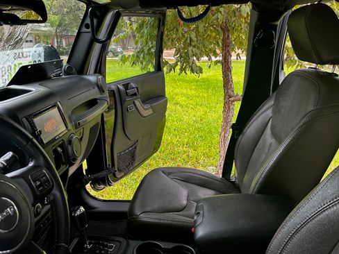 Used 2013 Jeep Wrangler Unlimited Sport image 9