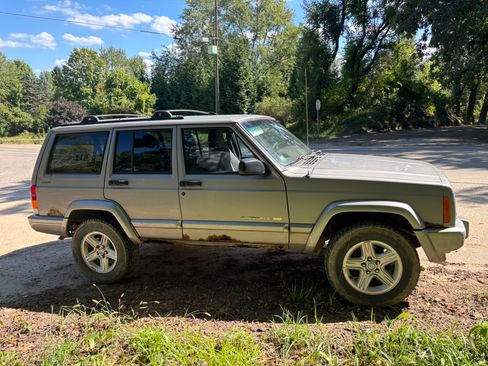 Used 2001 Jeep Cherokee 4WD 4-Door image 4