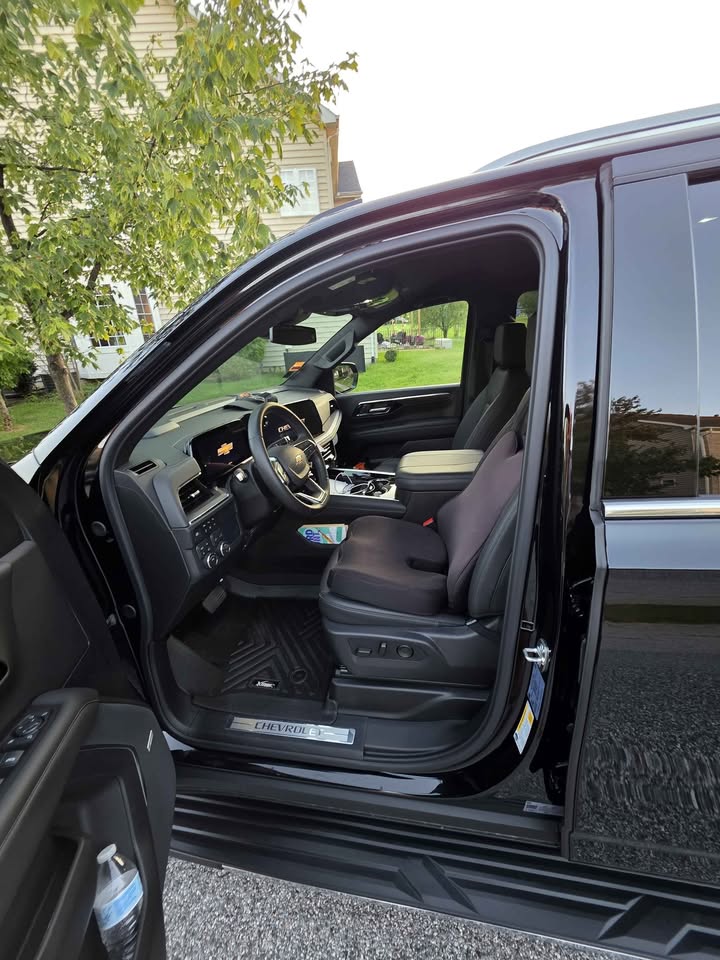 Used 2026 Chevrolet Suburban LT w/ Comfort Package AWD/4WD image 17