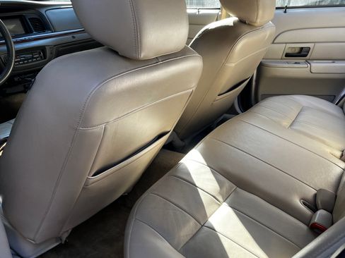 Used 2011 Ford Crown Victoria LX w/ Comfort Appearance Pkg RWD image 16