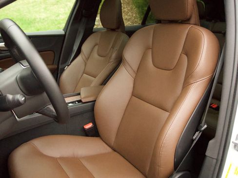 Used 2025 Volvo V60 B5 Cross Country Plus image 14