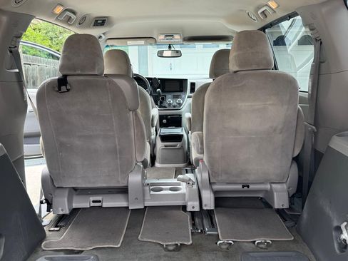 Used 2015 Toyota Sienna LE image 29