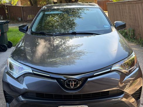 Used 2018 Toyota RAV4 LE FWD image 14