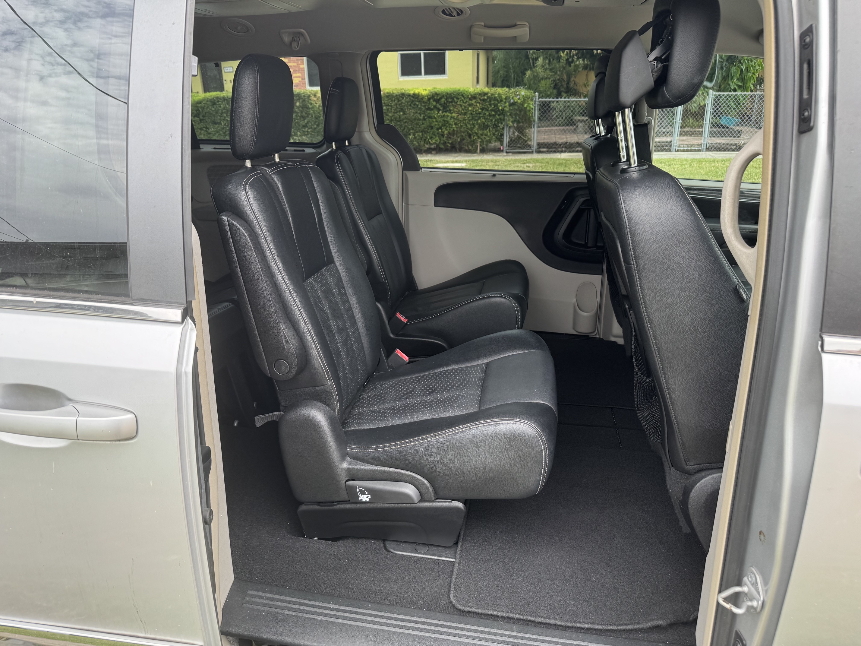 Used 2012 Chrysler Town & Country Touring-L FWD image 4