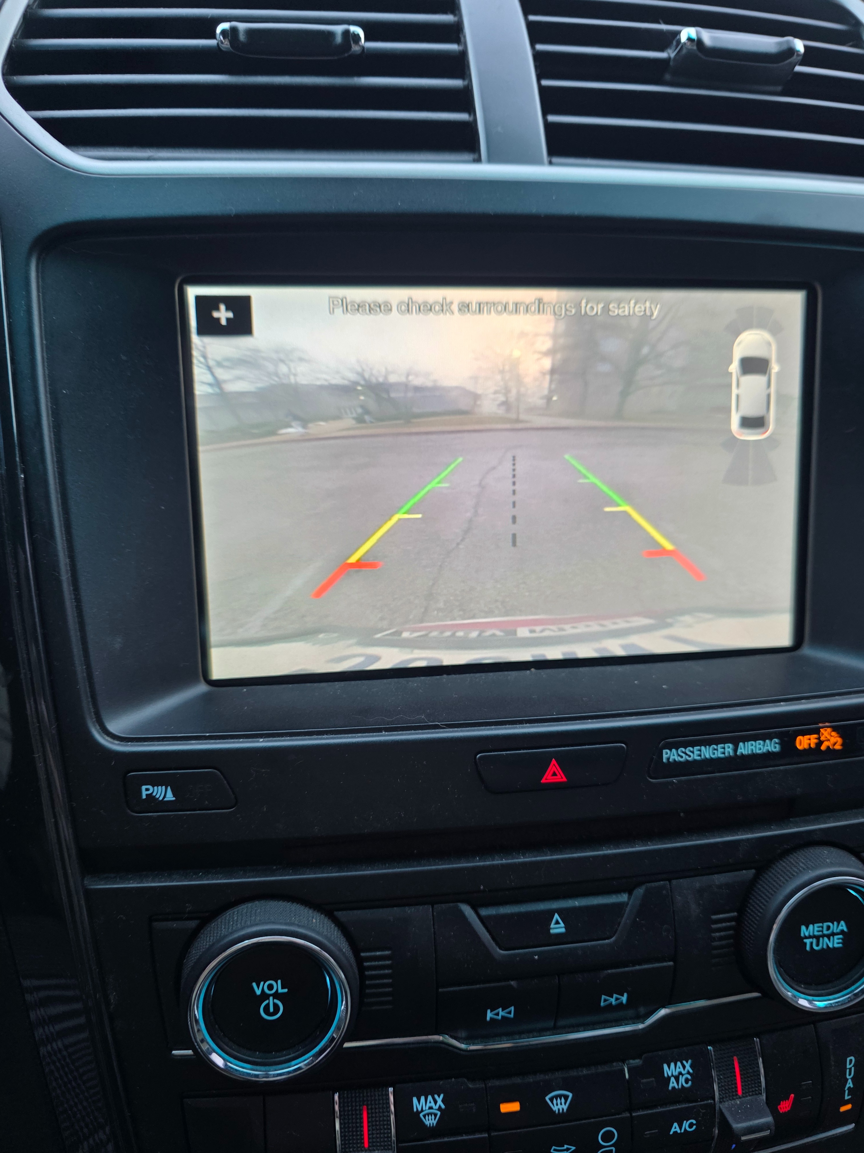 Used 2017 Ford Explorer XLT w/ Equipment Group 202A AWD/4WD image 4