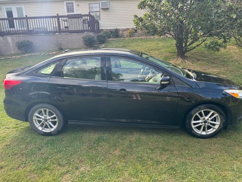 Used 2017 Ford Focus SE image 4