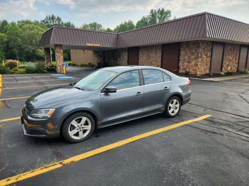 Used 2013 Volkswagen Jetta TDI FWD image 1