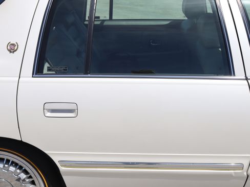 Used 1998 Cadillac De Ville D'Elegance w/ Safety/Security Pkg FWD image 2