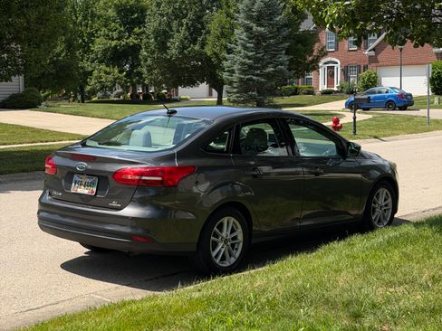 Used 2015 Ford Focus SE FWD image 2