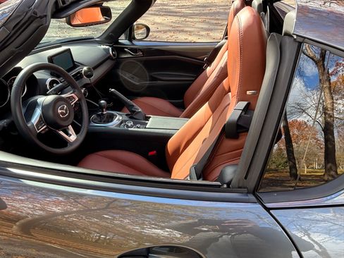 Used 2022 MAZDA MX-5 Miata RF Grand Touring RWD image 9