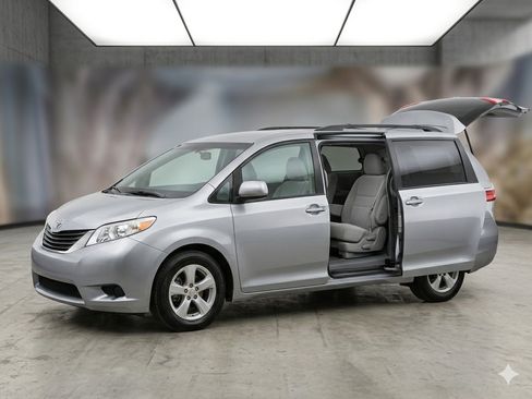 Used 2017 Toyota Sienna L image 1