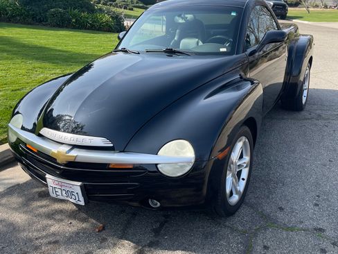 Used 2004 Chevrolet SSR w/ Preferred Equipment Group image 9