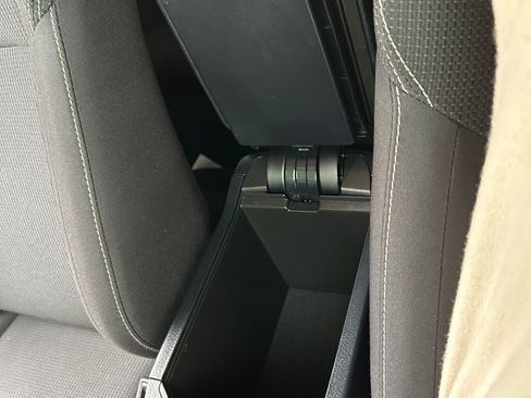 Used 2018 Toyota RAV4 LE AWD/4WD image 30