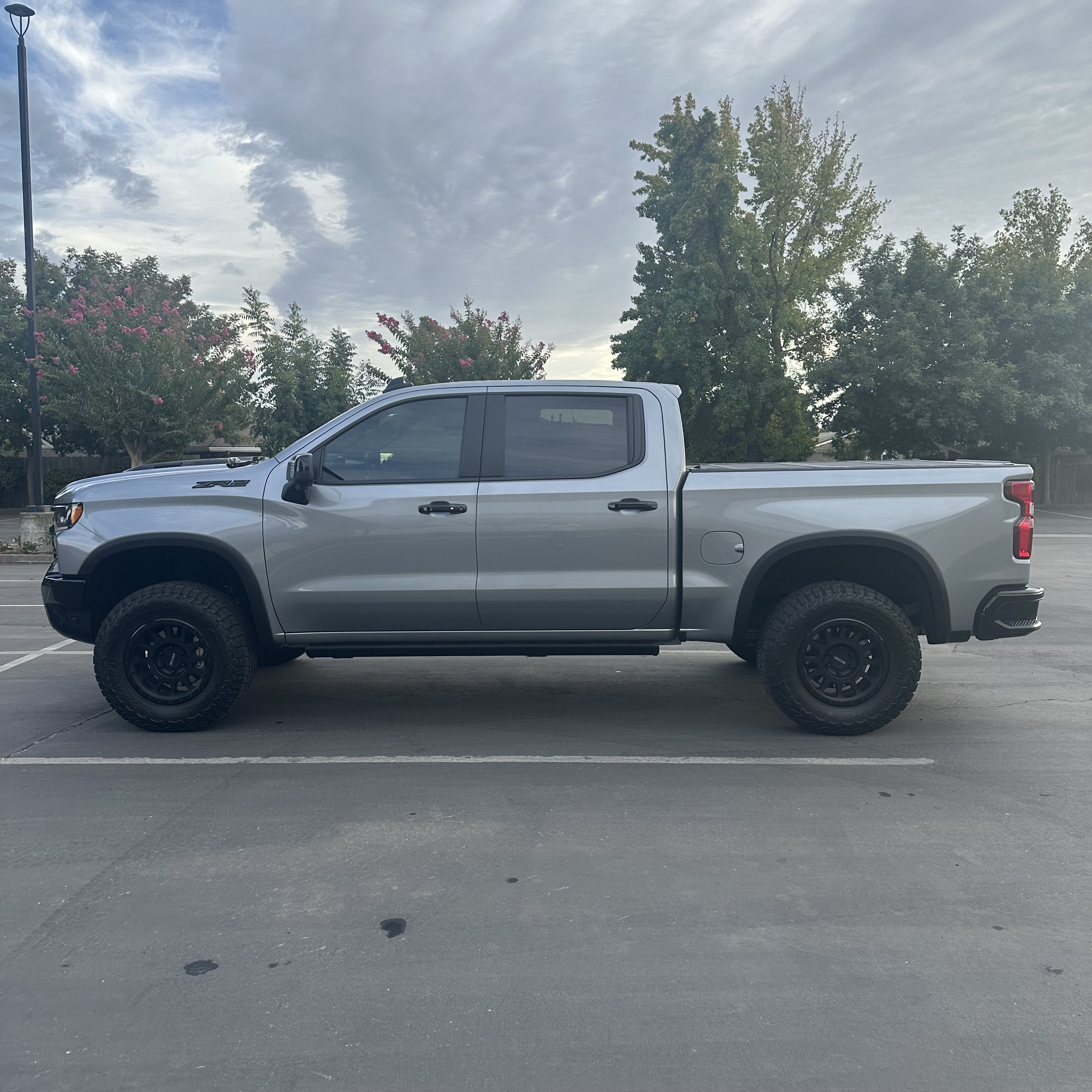 Used 2024 Chevrolet Silverado 1500 ZR2 w/ Technology Package AWD/4WD image 1
