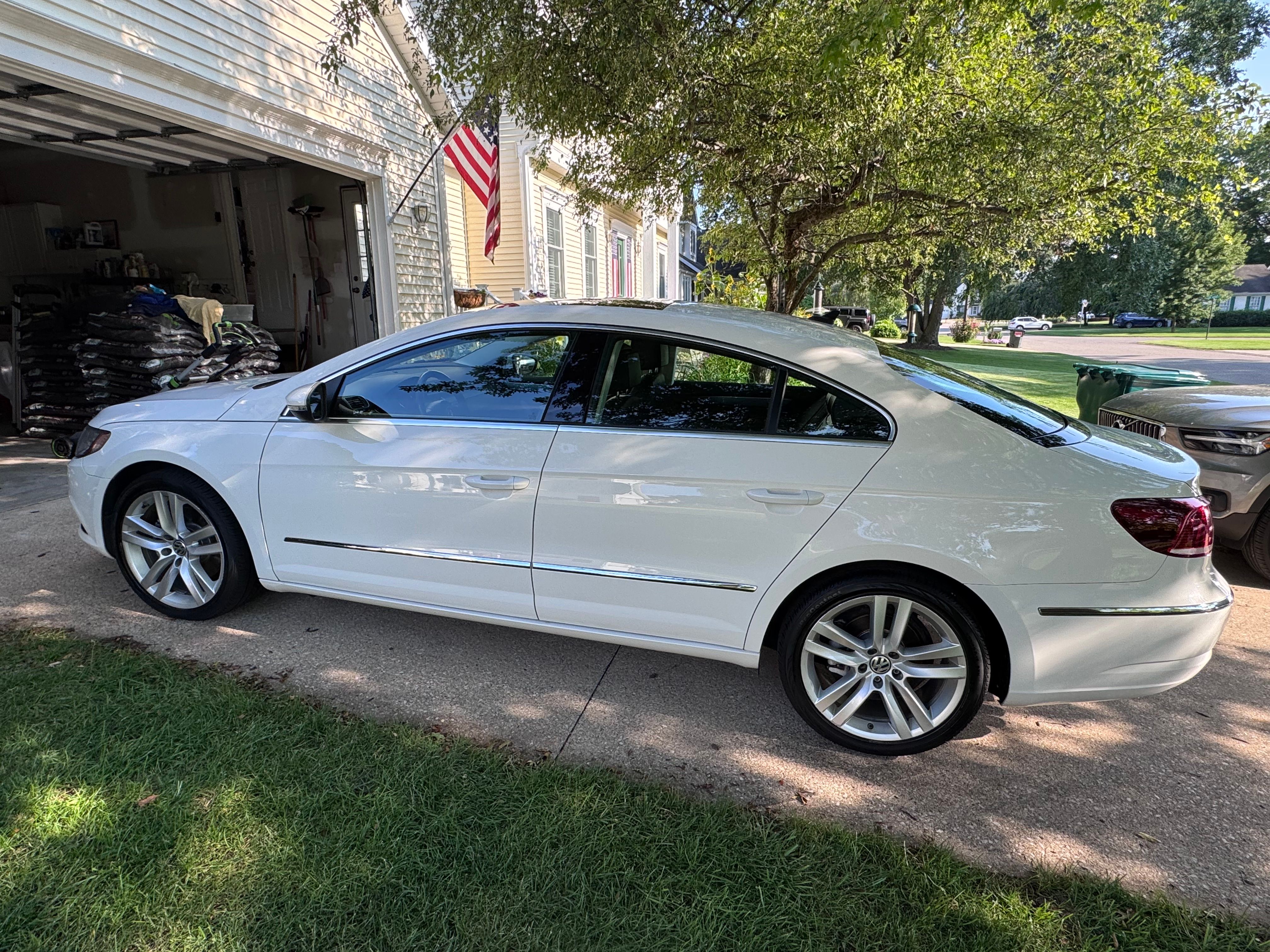 Used 2013 Volkswagen CC Lux FWD image 1