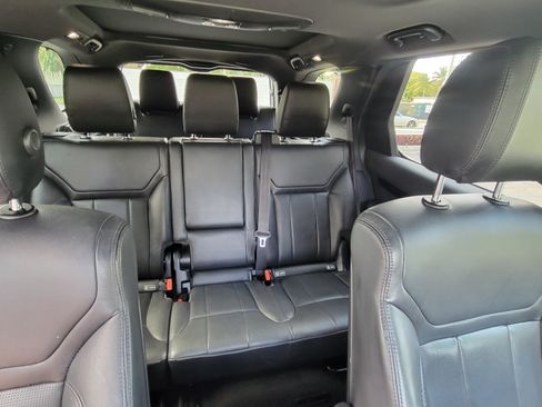 Used 2019 Land Rover Discovery SE image 25